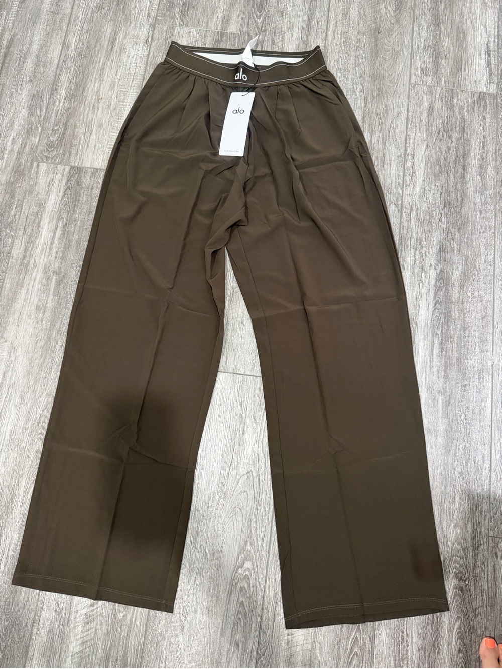 ALO Yoga Wide-Leg Pants in Olive Green